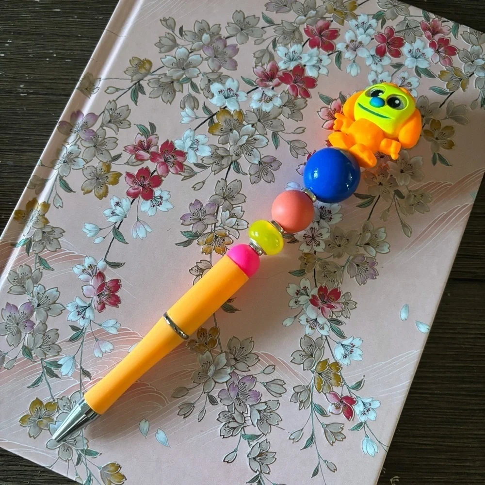Disney Doorables: The Muppets: Rowlf blacklight handmade beaded pen